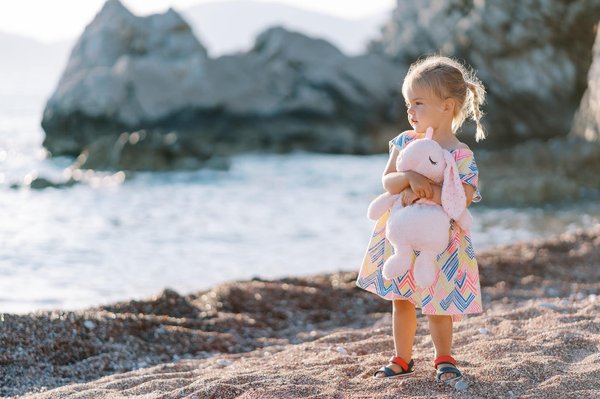 Faites plaisir à votre bébé avec une peluche douce et câline !